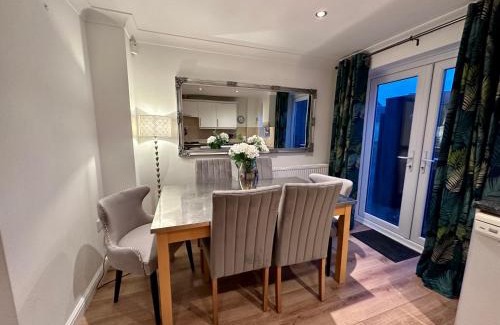 Trafford Villa | MUFC & Trafford Centre Townhouse 4 BR FREE Parking