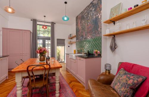 Todmorden Apartment | Mulberry Boutique Stay Ground Floor Canal Side