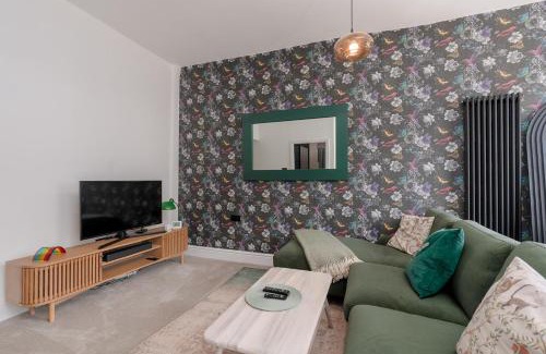 Todmorden Apartment | Mulberry Boutique Stay Ground Floor Canal Side
