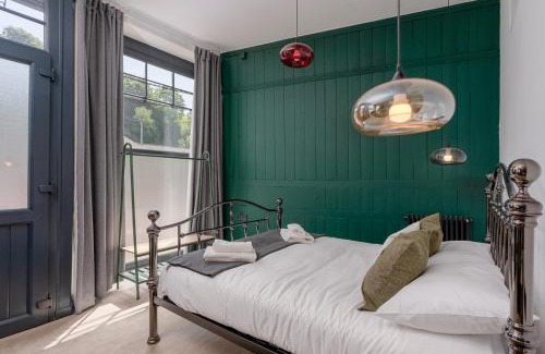Todmorden Apartment | Mulberry Boutique Stay Ground Floor Canal Side