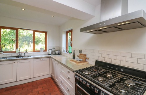 Totnes Cottage | MULBERRY COTTAGE, pet friendly, country holiday cottage in Dartington