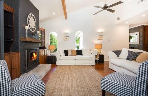 Berry House | Mulberry House - Pet Friendly with Swimming Pool