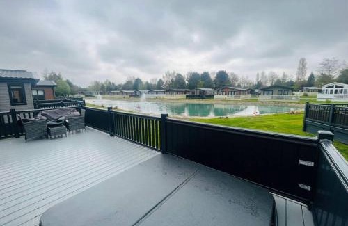 Allerthorpe House | Mulberry Lodge with Hot Tub