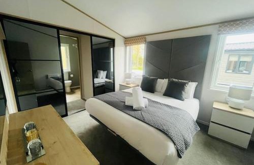 Allerthorpe House | Mulberry Lodge with Hot Tub