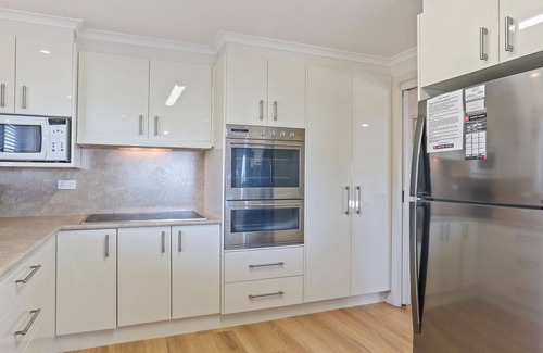 Bermagui House | Mumbulla House 22A Mumbulla Street- Large home with linen