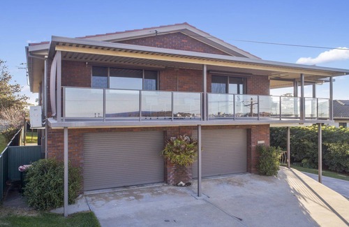 Bermagui House | Mumbulla House 22A Mumbulla Street- Large home with linen