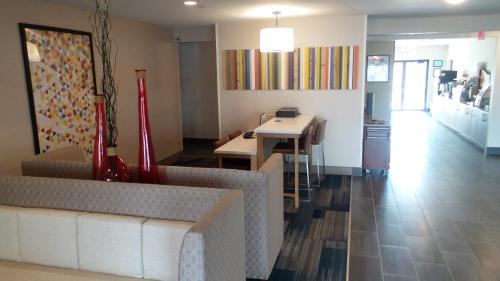 Muncie Hotel | Muncie Place Hotel & Suites