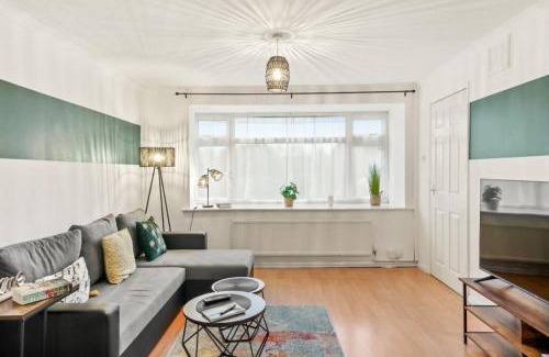 Swindon House | Mundy Avenue, Long Stay Disc, Parking, Wifi