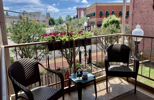 Geneva Apartment | Munger Lofts Boutique 3rd Floor w/Full kitchen