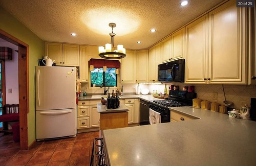 Unaka House | Murphy Mountain House - Creeks, Firepits & High Speed Internet!