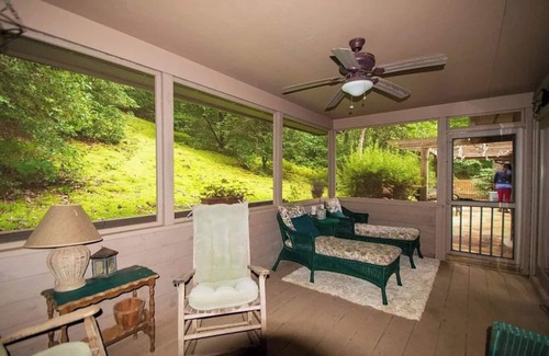 Unaka House | Murphy Mountain House - Creeks, Firepits & High Speed Internet!