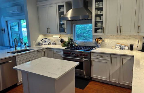 Murray Hill House | Murray Hill beauty with short walk to Main Street