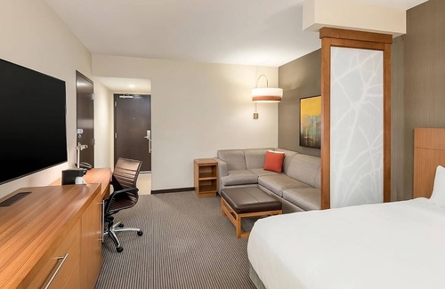 Greenville Downtown Hotel | Museum and Library of Confederate History Tour! On-Site Pool, Pet-friendly!