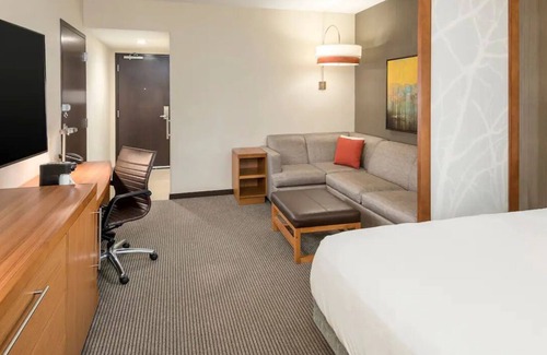 Greenville Downtown Hotel | Museum and Library of Confederate History Tour! On-Site Pool, Pet-friendly!