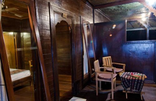 Mushroom Bay Hotel | Mushroom Beach Bungalows