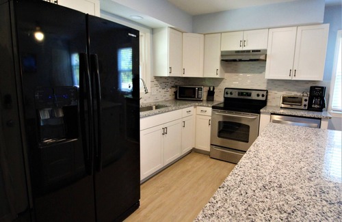 Tranquil Harbour Cottage | MUSIC FESTIVAL SPECIAL SEPT 5- 2 nights. Includes Golf cart & beach pkg permit.