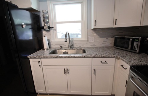 Tranquil Harbour Cottage | MUSIC FESTIVAL SPECIAL SEPT 5- 2 nights. Includes Golf cart & beach pkg permit.