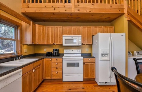 Boomer Cabin | Music Mountain Cabin with Stunning Views Creative Vibes