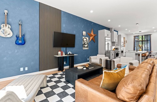 Midtown House | "Music Row Harmony" Sleeps 8-Downtown Nashville
