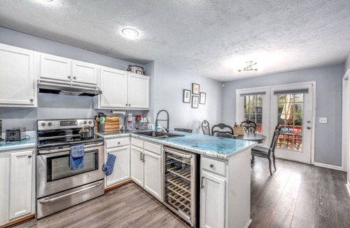 Talbot's Corner House | Music Row Retreat mins to downtown, hot tub