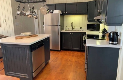 Muskoka Lakes Cottage | Muskoka Island Paradise! Sleeps 12