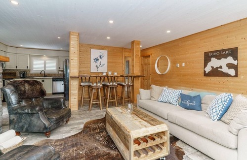 Lake of Bays Cottage | Muskoka Village Lakefront Oasis
