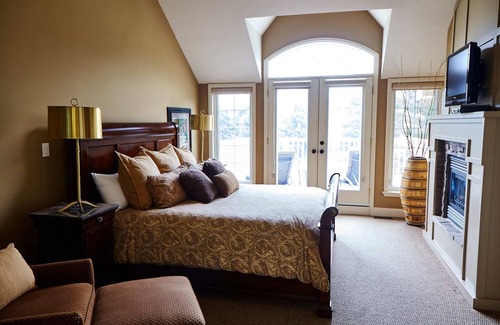 Port Carling Resort | Muskokan Resort Club Luxury 3 bedroom Villa