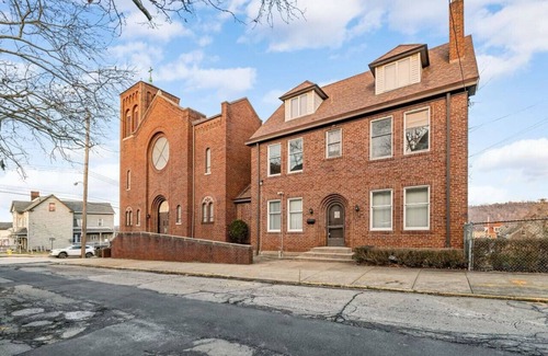 Duquesne House | MUST SEE! Pittsburgh Mansion: 10 Bedrooms, 20 Beds