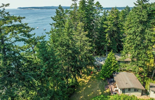 Freeland Cabin | Mutiny Bay Waterfront Cabin