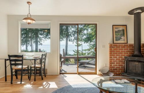 Freeland House | Mutiny Bay Waterfront Cabin by AvantStay Views