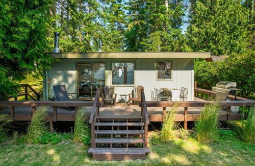 Freeland House | Mutiny Bay Waterfront Cabin by AvantStay Views