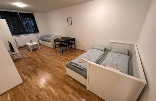 Simmering Apartment | MUZETA11 - Modern Town Apartment with Balcony