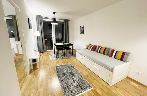 Simmering Apartment | MUZETA11 - Modern Town Apartment with Balcony