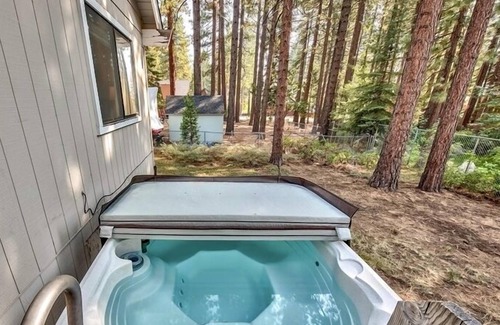 Montgomery Estates Ski Chalet | MV39 South Lake Tahoe Cabin with Hot tub, tech friednly great wifi! VHR21-0029
