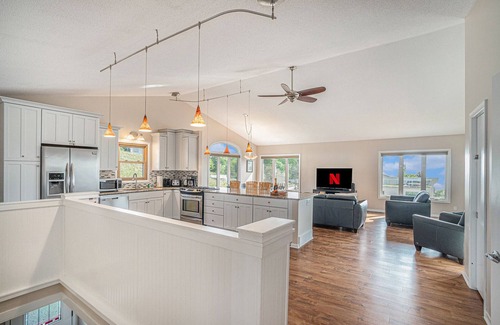 Grand Haven Cottage | 🌅 My Blue Haven | Lake View Cottage | Walk to Beach | Large Deck w/Grill & Parking ➠ 213