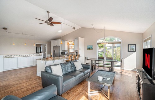 Grand Haven Cottage | 🌅 My Blue Haven | Lake View Cottage | Walk to Beach | Large Deck w/Grill & Parking ➠ 213