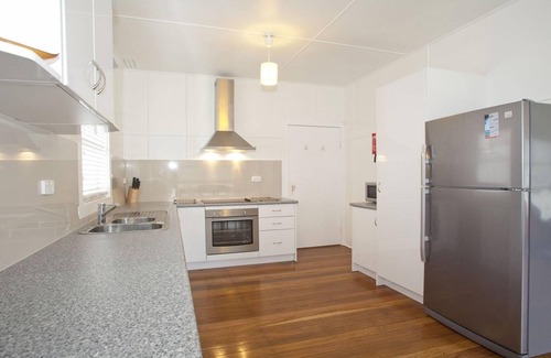 North Creek House | My Blue Heaven - Pet Friendly - Restored 1940's Home Opposite the Beach Pet Friendly