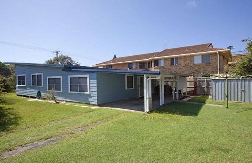 North Creek House | My Blue Heaven - Pet Friendly - Restored 1940's Home Opposite the Beach Pet Friendly