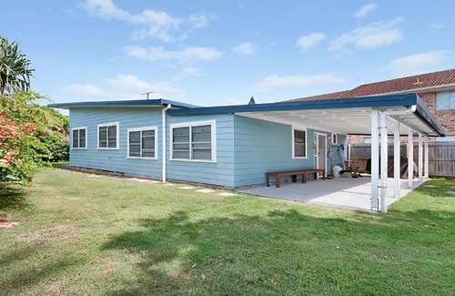 North Creek House | My Blue Heaven - Pet Friendly - Restored 1940's Home Opposite the Beach Pet Friendly