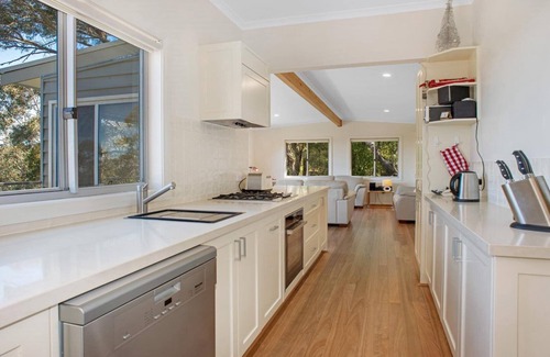 Wentworth Falls House | Myoora Backing Blue Mountains National Park