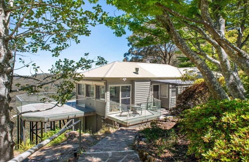 Wentworth Falls House | Myoora Backing Blue Mountains National Park