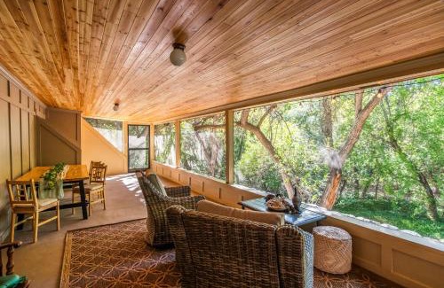 Cornville House | Myrinn-Hobbit Cottage on the Creek Storybook Stay