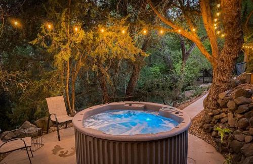 Cornville House | Myrinn-Hobbit Cottage on the Creek Storybook Stay
