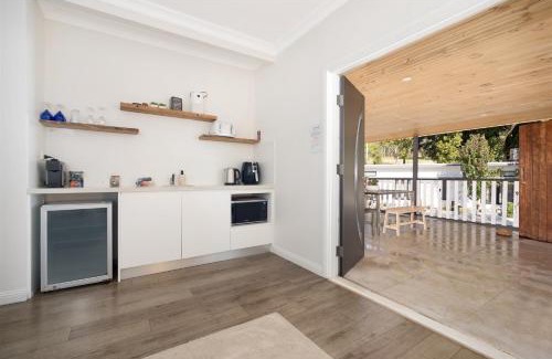 Kangaroo Valley Apartment | Myrtle Tree Lodge - Leaves