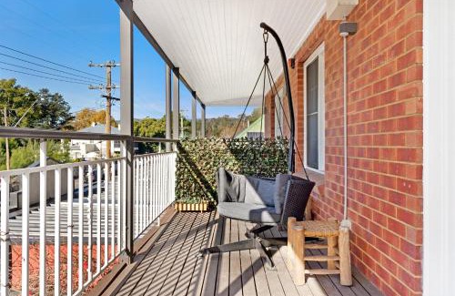 Kangaroo Valley Apartment | Myrtle Tree Lodge Flowers - heart of the village