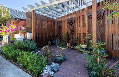 Kangaroo Valley Apartment | Myrtle Tree Lodge Flowers - heart of the village