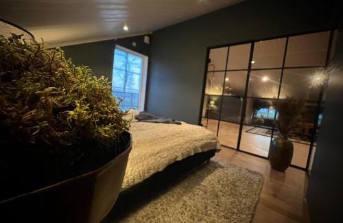 Ljung House | Mysig lägenhet med öppen planlösning på hästgård.