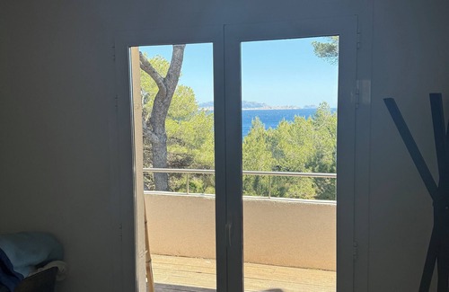 Ensues-la-Redonne House | N'ARTure home with unique environment (restricted calanque, sea front and boat)