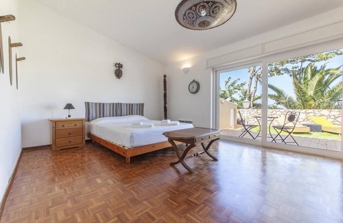 Ameijeira Apartment | N - Bedroom 2 in the Astonishing Bayview Guesthouse
