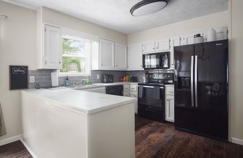 Jackson House | N. Jackson Home Sleeps 8 Near Union Univ. & I-40